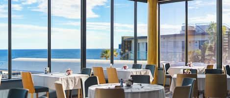 Aperto a colazione e cena, cucina locale, con vista sul mare