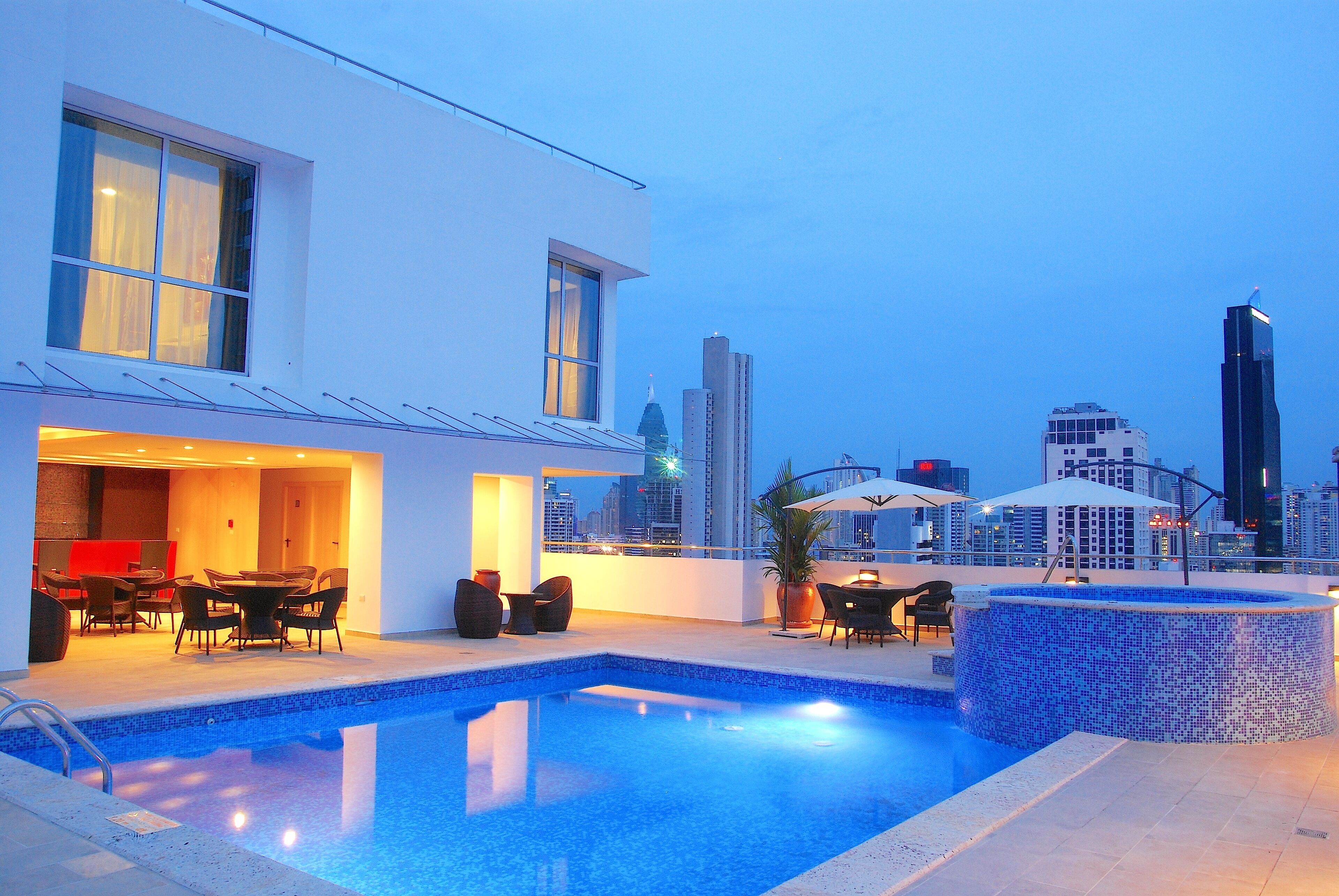 Ulkouima-allas, aurinkovarjoja, aurinkotuoleja