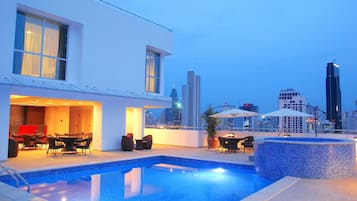 Ulkouima-allas, aurinkovarjoja, aurinkotuoleja