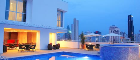 室外游泳池,提供泳池遮陽傘和日光浴躺椅