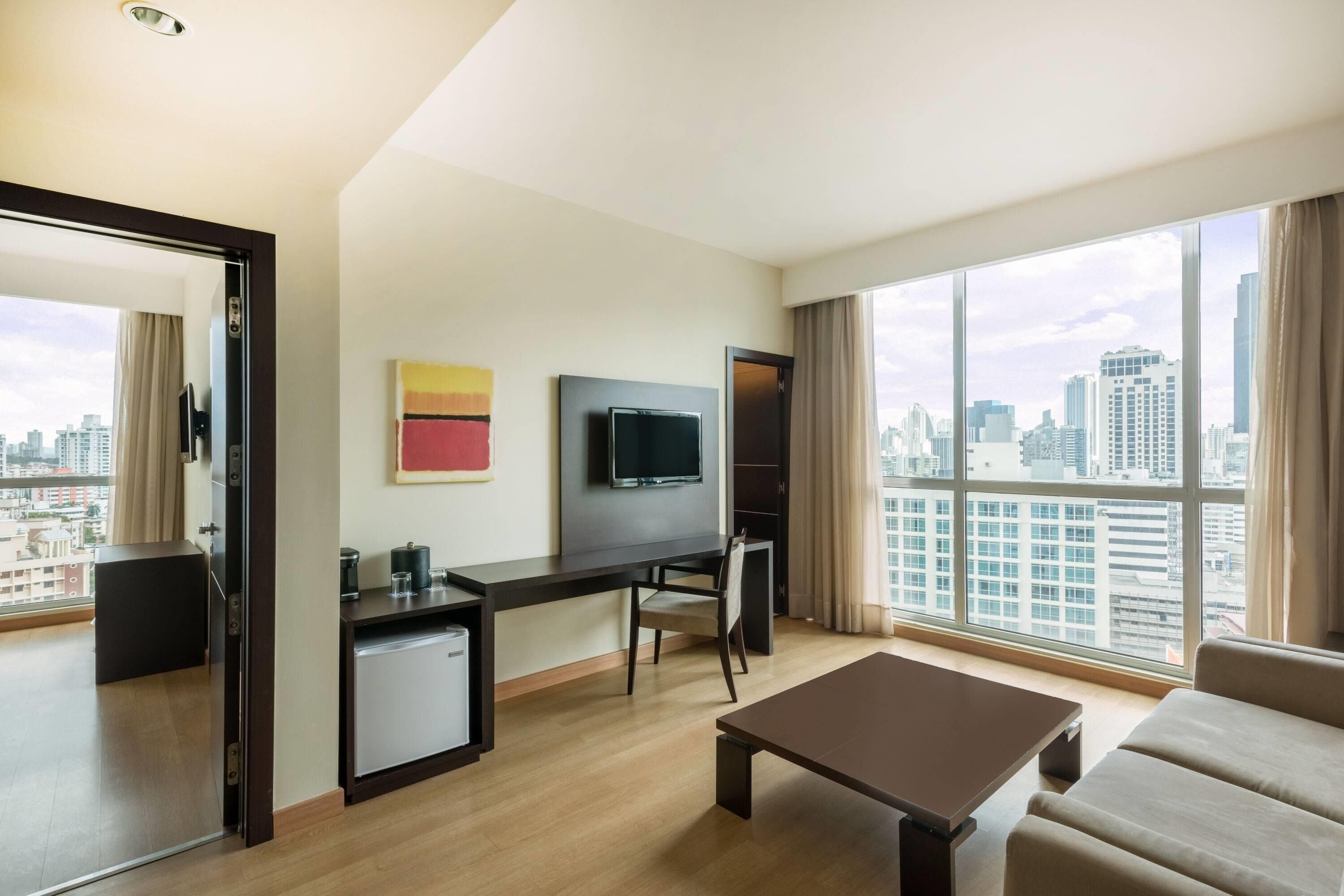 Suite estudio Premium, 1 cama King size, para no fumadores | Área de sala de estar | Televisión LCD de 32 pulgadas con canales digitales y televisión 