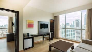 Suite estudio Premium, 1 cama King size, para no fumadores | Área de sala de estar | Televisión LCD de 32 pulgadas con canales digitales y televisión