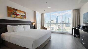 Caja de seguridad en la habitación, muebles diferentes y escritorio