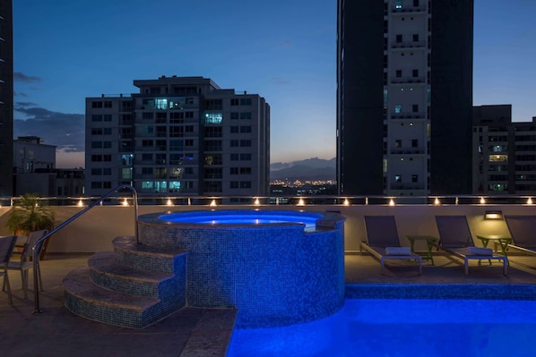 Bañera de hidromasaje al aire libre