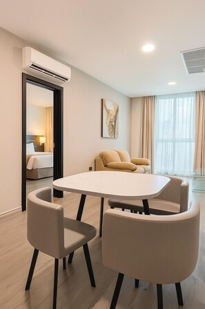Premium Studio Suite, 1 King Bed, Non Smoking | Living area