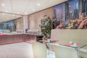 Desayuno buffet diario (PAB 14 por persona)