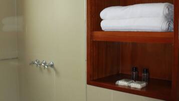 Kombinasi shower/bathtub dan perlengkapan mandi gratis