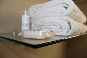 Golden Room | Bathroom
