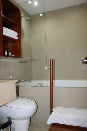 Golden Room  | Bathroom | Combined shower/tub, free toiletries, hair dryer, towels