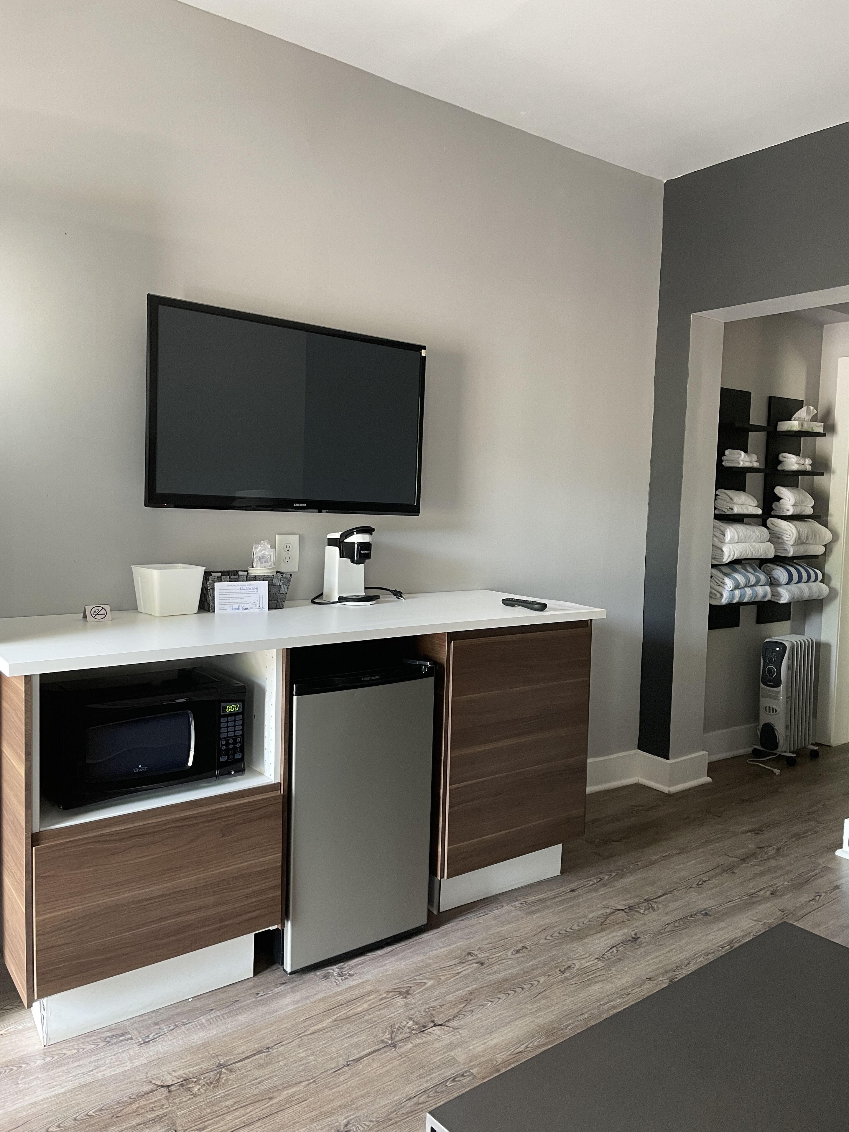 Standard Quadruple Room, Ensuite (Suite) | Living area | 49-inch flat-screen TV with cable channels, TV, Netflix