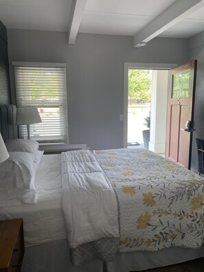 Standaard kamer | Een bureau, een laptopwerkplek, een strijkplank/strijkijzer, gratis wifi