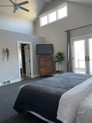 Deluxe Apartment | Desk, laptop workspace, iron/ironing board, free WiFi