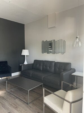 Deluxe-værelse - 1 kingsize-seng | Opholdsområde | 49-tommers fladskærms-tv med kabelkanaler, tv, Netflix