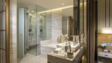 Une salle de bain moderne avec une douche à parois de verre, un meuble-lavabo et un grand miroir.
