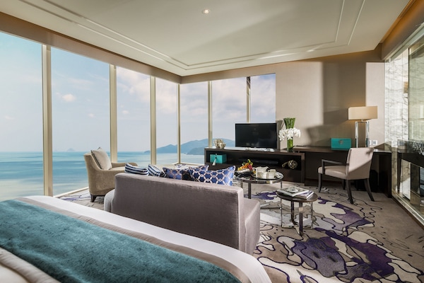 Presidential Suite | Premium bedding, down comforters, minibar, in-room safe