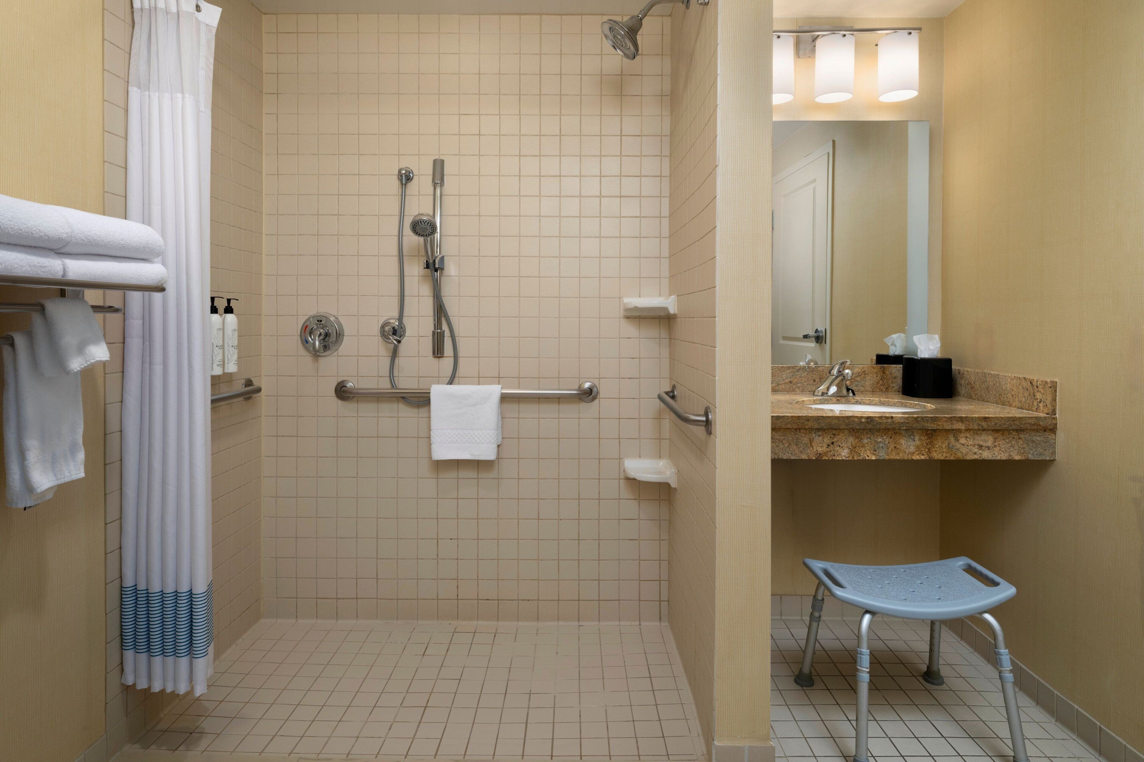 suite, 1 bedroom | bathroom | combined shower/bathtub, hair dryer, towels