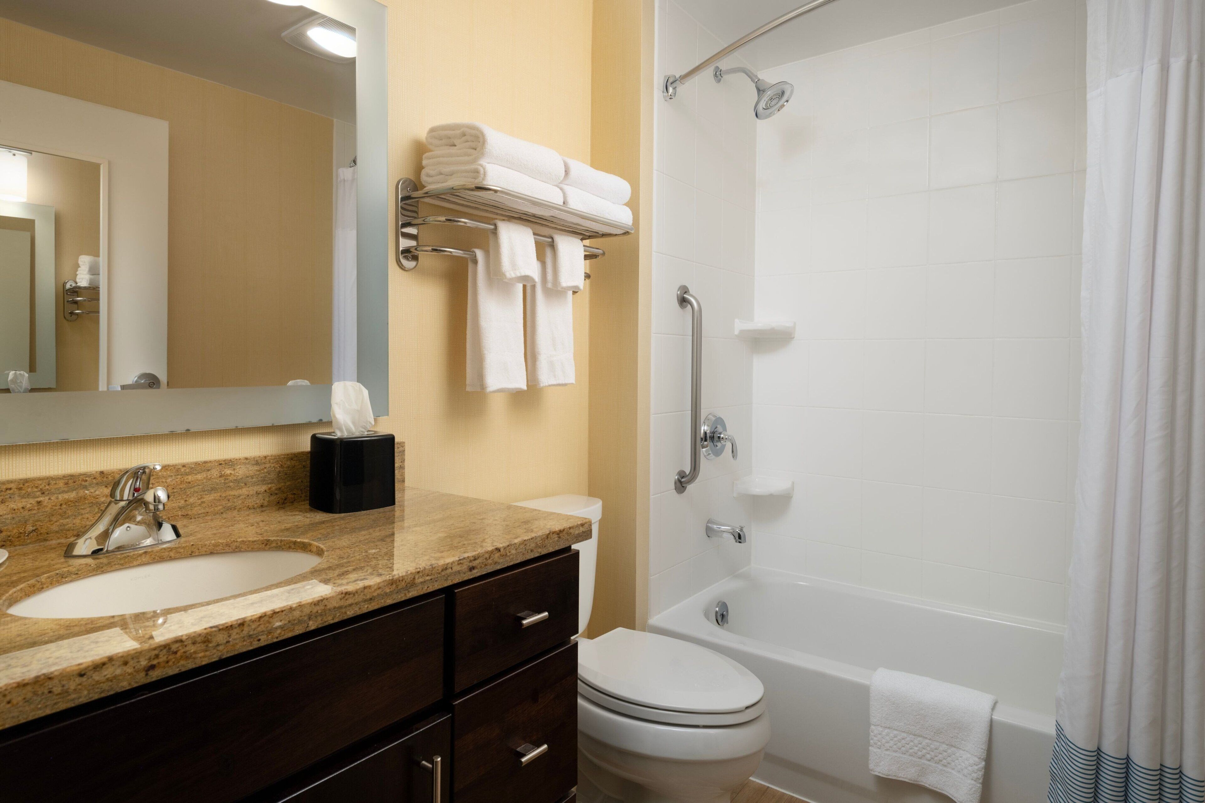 combined shower/bathtub, hair dryer, towels