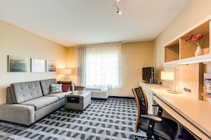 Suite, 1 habitación | Zona de estar | Televisión LCD de 32 pulgadas con canales por cable, una televisión