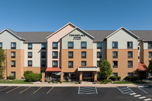 Un hôtel à plusieurs étages doté d’une entrée principale, d’un parking et d’une enseigne indiquant « Towneplace Suites by Marriott ».
