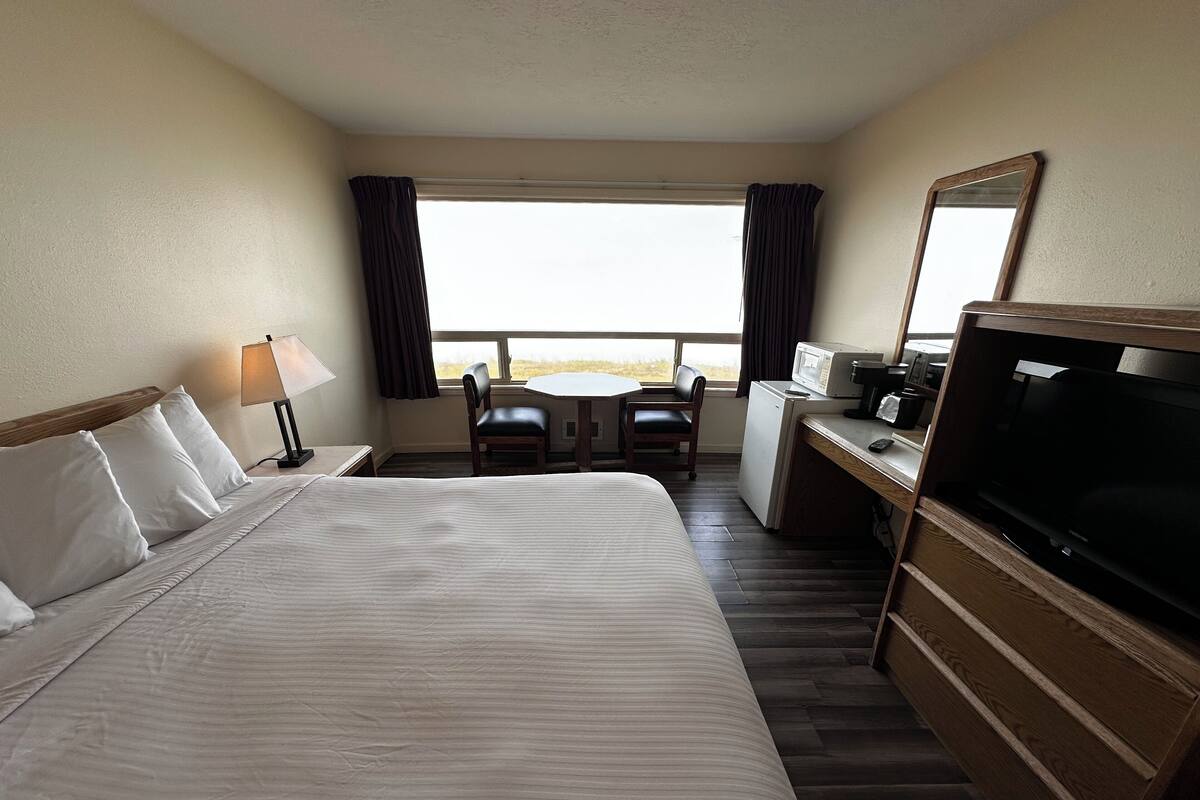 Ocean View Studio, 1 King Bed w/Gas Fireplace (Pets) | 免費無線上網、床單