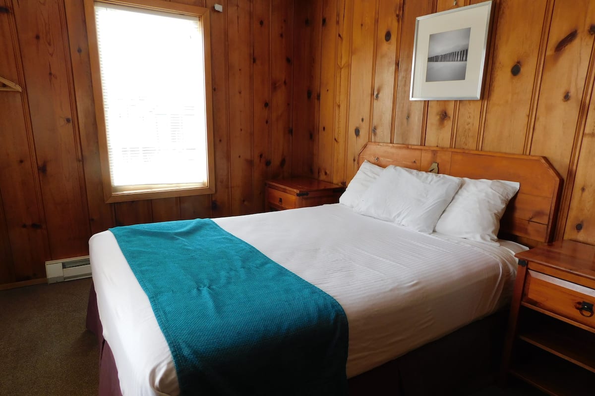 Non-View 1 Bedroom Cabin w/Woodstove (Pets) | 免費無線上網、床單