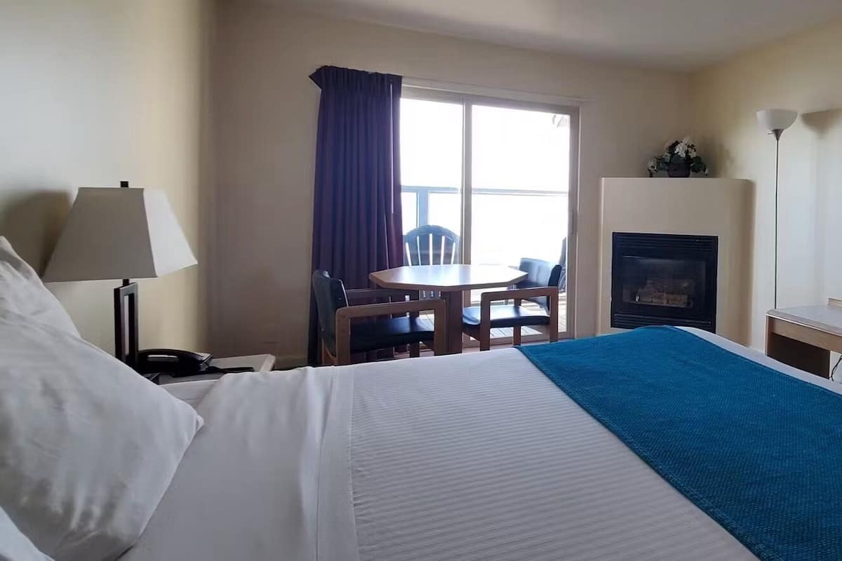 Ocean View Studio, 1 King Bed w/Gas Fireplace (Stairs, No Kids/Pets) | 起居區 | 42-吋平面電視、有線頻道、電視