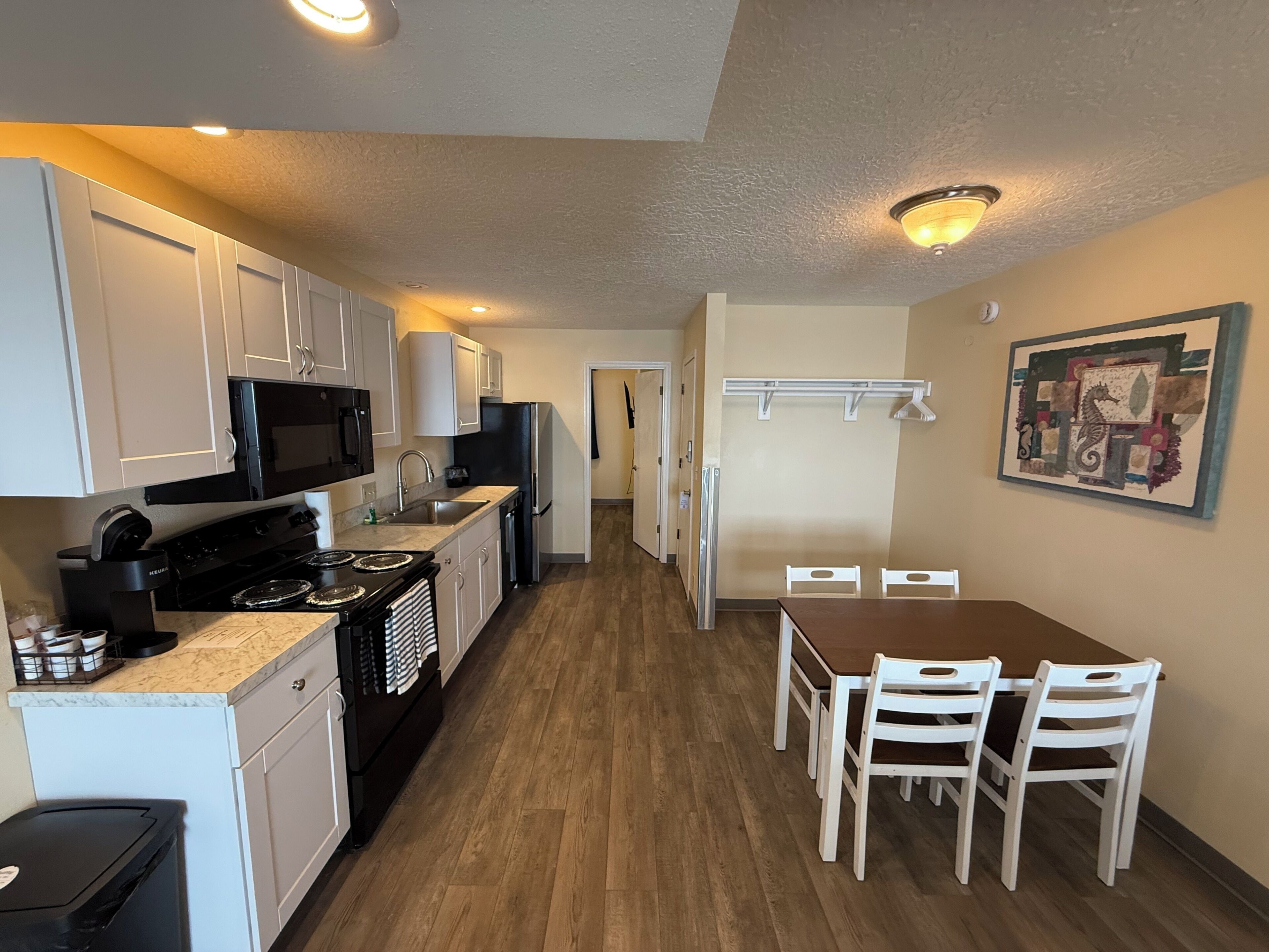 Ocean View 2 Bedroom, 2 Bathroom Suite (No Pets) | Cozinha privada | Cafeteira/chaleira, micro-ondas