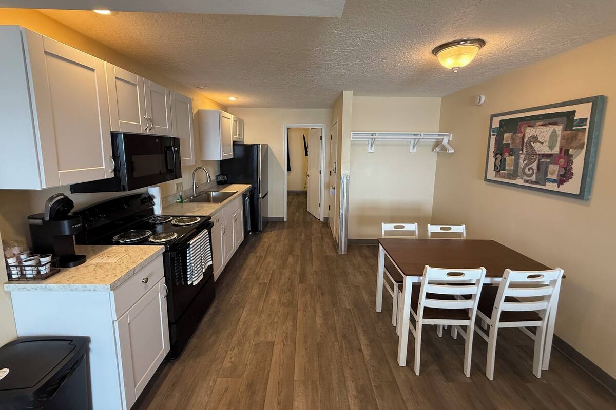Ocean View 2 Bedroom, 2 Bathroom Suite (No Pets) | 私人廚房 | 咖啡機/沖茶器、微波爐