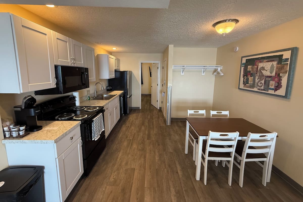Ocean View 2 Bedroom, 2 Bathroom Suite (No Pets) | Cozinha privada | Cafeteira/chaleira, micro-ondas