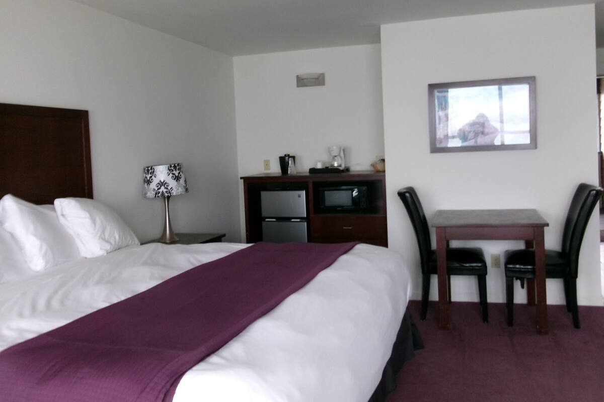 Deluxe Ocean View King w/Balcony (No Kids/Pets) | 免費無線上網、床單