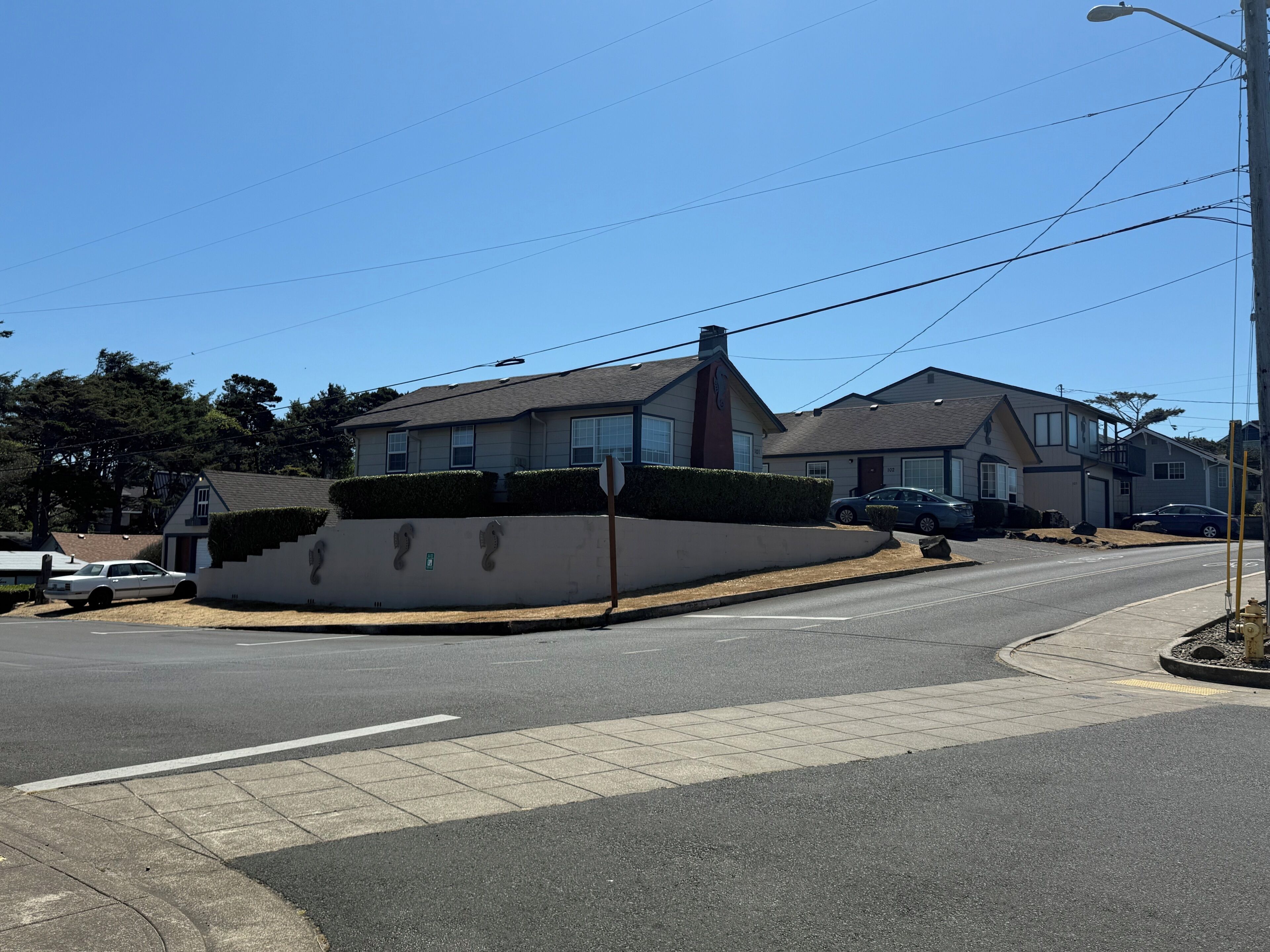 Una calle residencial con casas, aceras y bordillos.