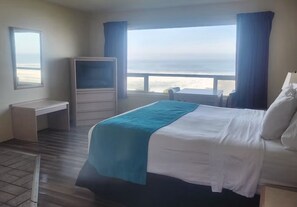 King Studio Oceanfront with Jetted Tub | Living area | 42-inch flat-screen TV with cable channels, TV