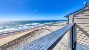 A beachfront property with a wooden deck overlooking the ocean. - Seahorse Oceanfront Lodge (Lincoln City)