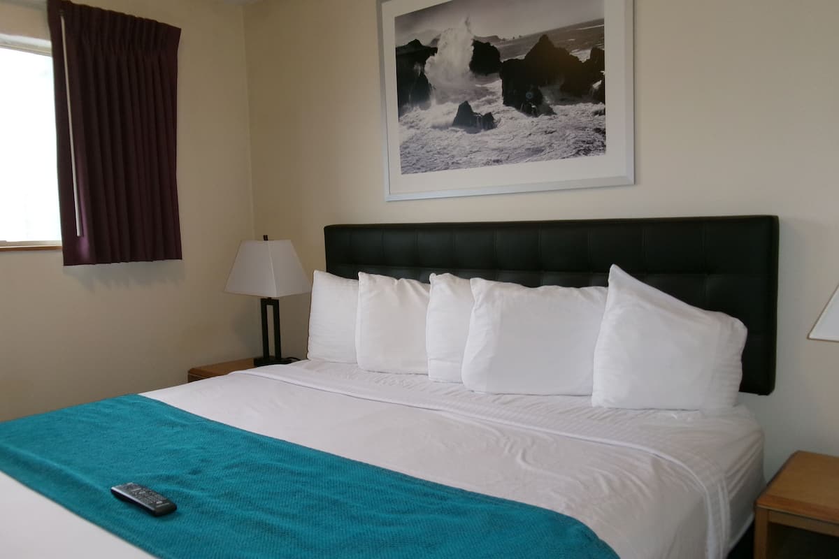 One Bedroom Oceanfront Suite - Hot Tub | 1 bedroom, free WiFi, bed sheets
