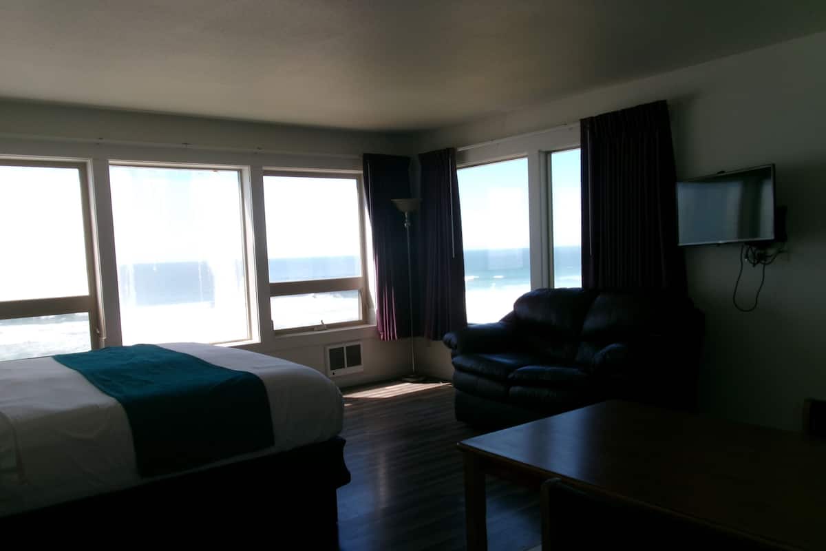 King Studio Oceanfront-Kitchenette Corner View | 1 bedroom, free WiFi, bed sheets