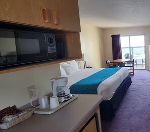 Ocean View Studio, 1 King Bed w/Gas Fireplace (Stairs, No Kids/Pets) | Wi-Fi ฟรี, ผ้าปูที่นอน