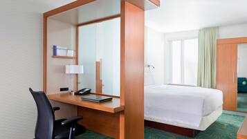 Couette en duvet, bureau, fer et planche à repasser