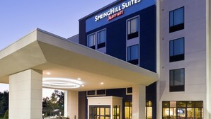 A modern hotel entrance with a covered walkway, a sign for Springhill Suites Marriott, and a landscaped area with small shrubs. - SpringHill Suites by Marriott Philadelphia Langhorne (Langhorne)
