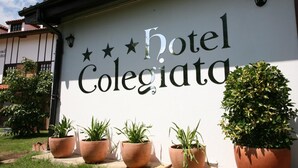 Un letrero de hotel con el nombre 'Hotel Collegiata' y estrellas decorativas.
