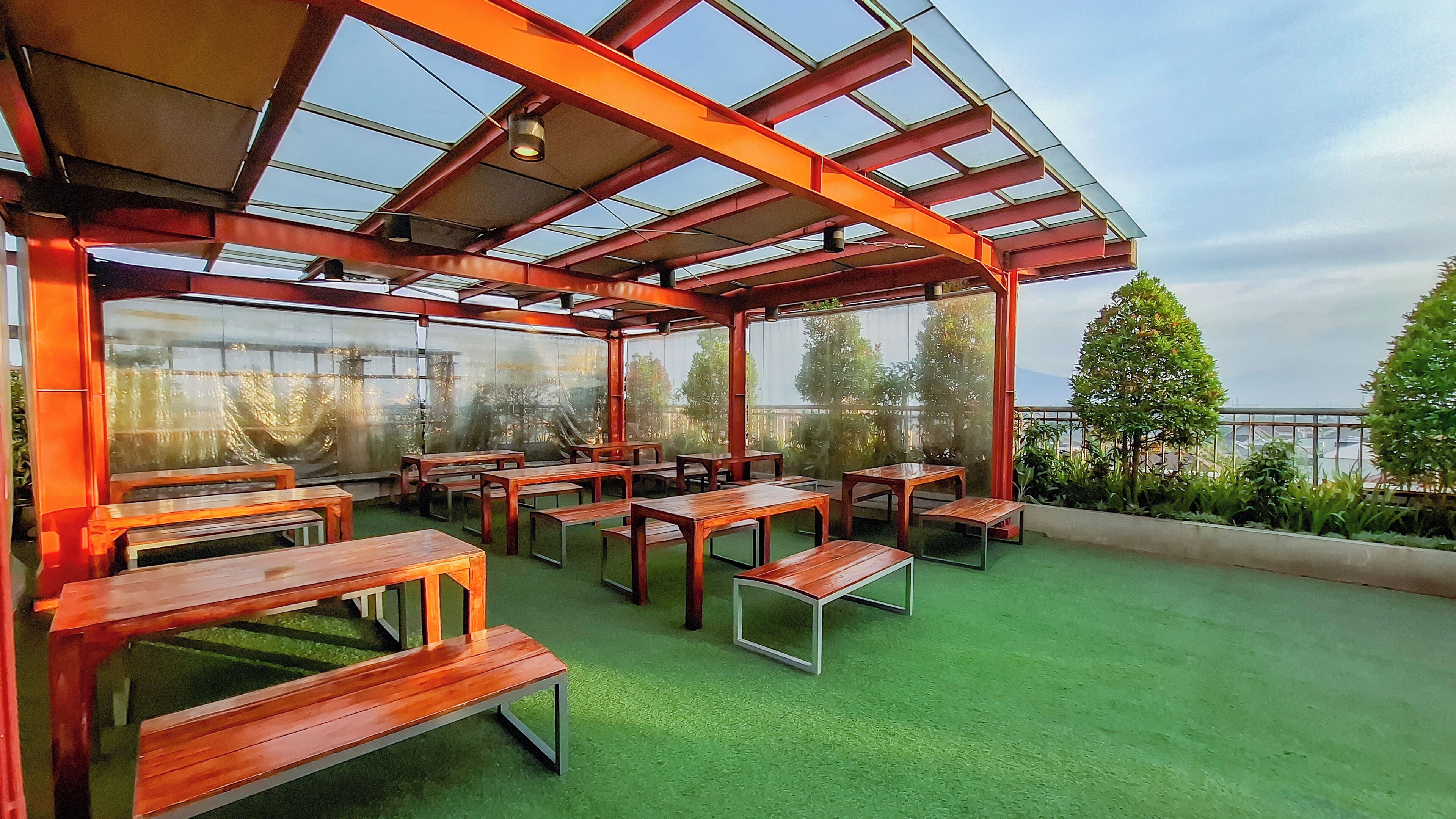 Breakfast, lunch and dinner served