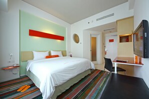 Minibar, in-room safe, desk, soundproofing - HARRIS Hotel & Conventions Festival Citylink Bandung (Bandung)