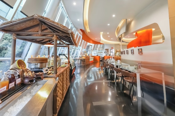 Melayani sarapan, makan siang, dan makan malam