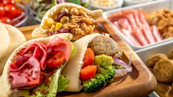 Daily buffet breakfast (JPY 2200 per person)