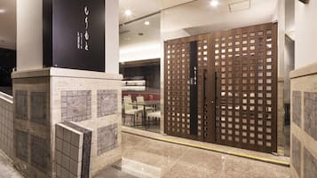 Petit déjeuner, déjeuner et dîner servis sur place