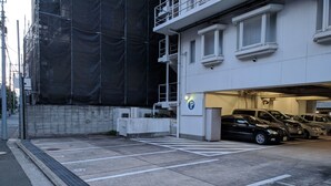 A parking garage with multiple levels and a covered entrance. - Hotel Harbour Yokosuka (Yokosuka)