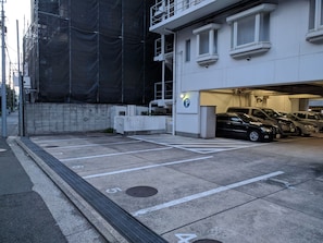 Parkir mandiri seharga JPY 1200 per malam