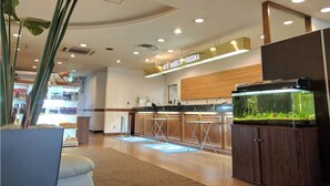 A hotel reception area with a counter, a fish tank, and a sign that reads "HOTEL HARBOUR YOKOSUKA". - Hotel Harbour Yokosuka (Yokosuka)