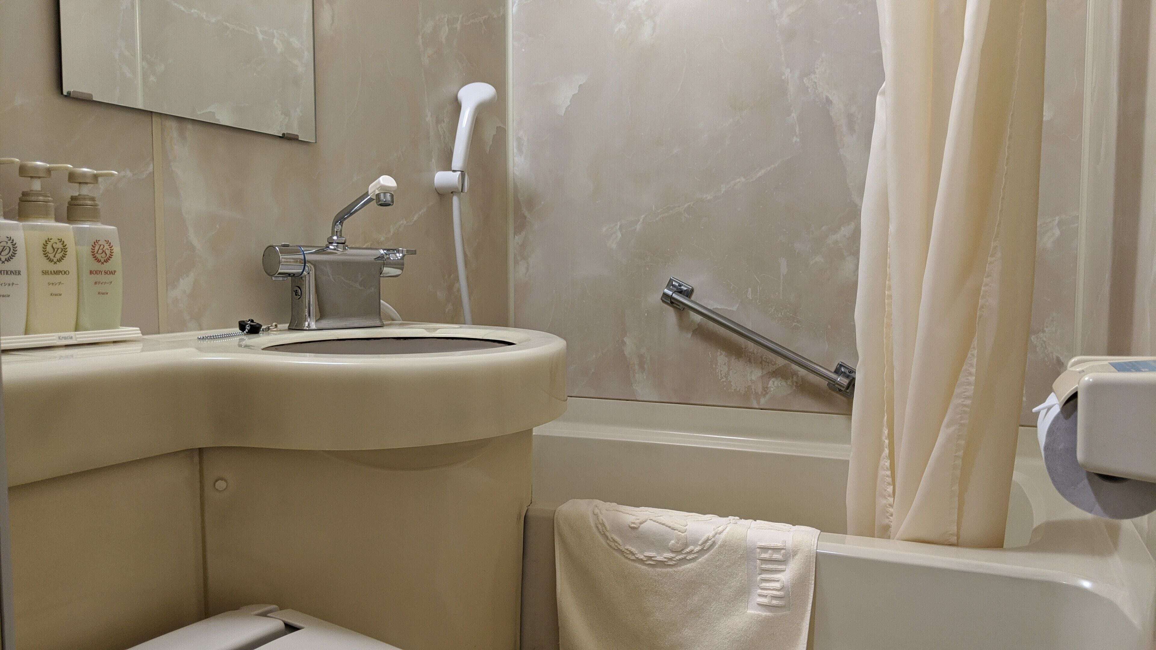 Baño | Tina con regadera, amenidades de baño gratuitas, secadora de cabello 
