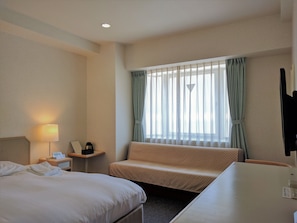 Meja kerja, ruang kerja ramah laptop, dan tirai kedap cahaya