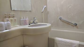 Kombination af bruser/badekar, gratis toiletartikler, hårtørrer